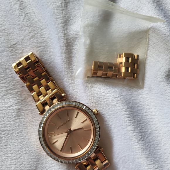 Michael Kors Mini Darcy - Picture 2 of 10